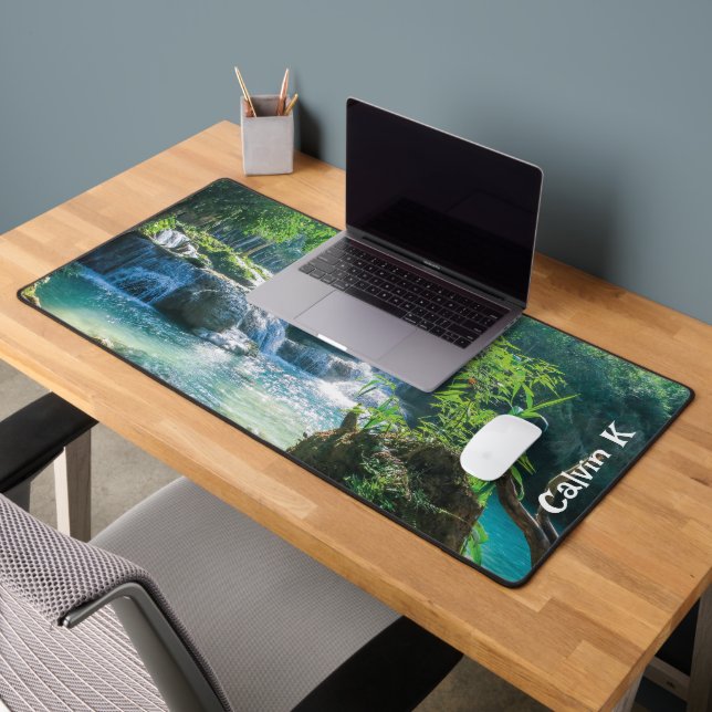 Schöner kleiner Wald Wasserfall (vorne) Schreibtischunterlage (Büro 2)