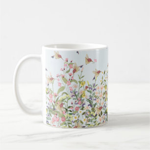 Schöner Kolibri in einer blumengeschmückten Blum Kaffeetasse