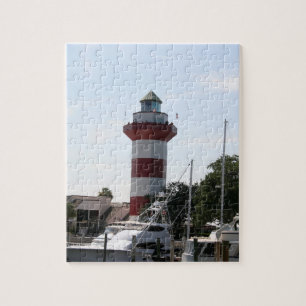 Schöner Leuchtturm und Marina