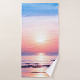 Schöner morgendlicher Sonnenaufgang, blaues Meer,  Badehandtuch