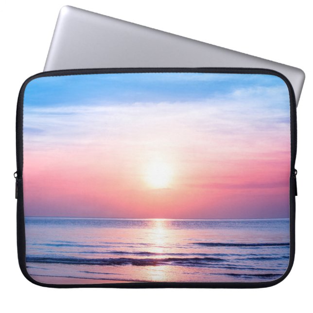 Schöner morgendlicher Sonnenaufgang, blaues Meer,  Laptopschutzhülle (Vorderseite)
