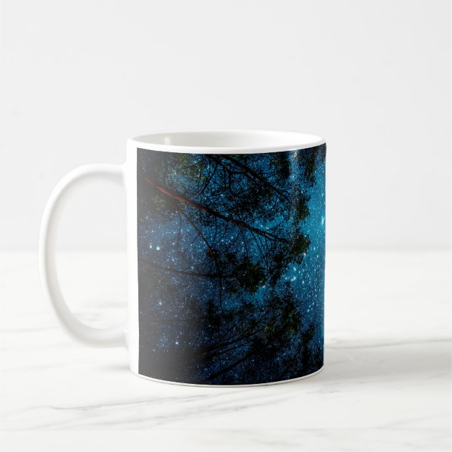 Schöner Nachthimmel, die Milchstraße und die Bäume Kaffeetasse (Links)