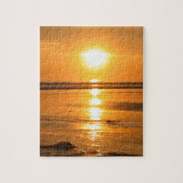 Schöner orange Sonnenuntergang am Strand in Bali