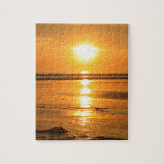 Schöner orange Sonnenuntergang am Strand in Bali
