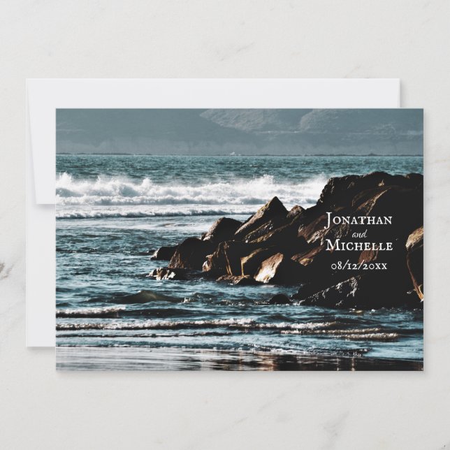 Schöner Ozean, Wellen und Felsen Strand Hochzeit Einladung (Vorderseite)