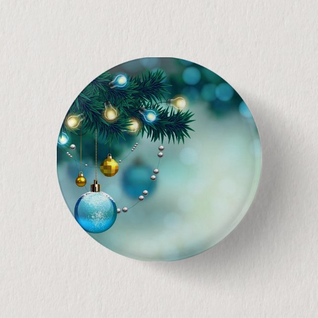 Schöner Pinienbaum mit blauem Weihnachtsball Button (Vorderseite)