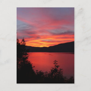 Schöner roter Sonnenaufgang über dem See Postkarte