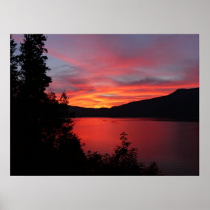 Schöner roter Sonnenaufgang über einem See Poster
