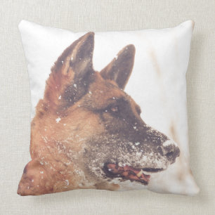 Schöner Schäferhund im Schnee-Wurfs-Kissen Kissen