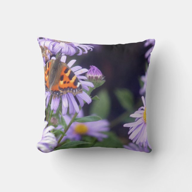 Schöner Schmetterling auf Blume Kissen (Vorderseite)