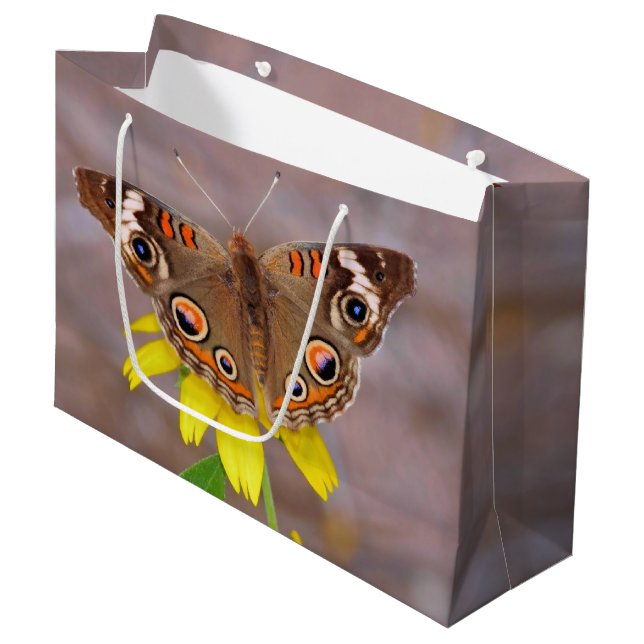 Schöner Schmetterling auf der Gelben Blume Große Geschenktüte (Vorderseite Schrägansicht)