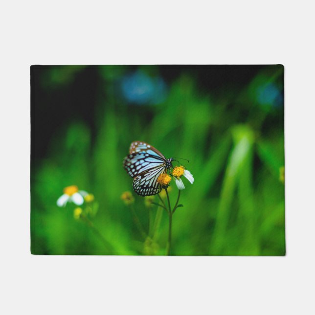 Schöner Schmetterling auf einer Blume Fußmatte (Vorderseite)
