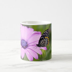 Schöner Schmetterling auf einer rosa Blume mit Fre Kaffeetasse