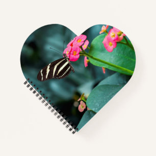 Schöner Schmetterling auf einer rosa Blume Notizbuch