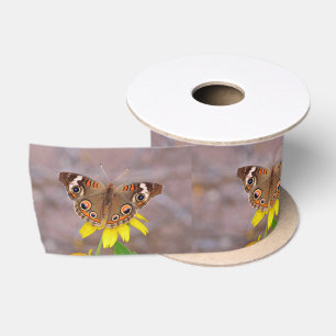 Schöner Schmetterling auf gelber Blume Satinband