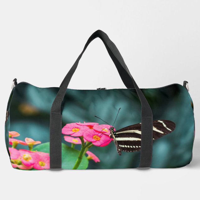 Schöner Schmetterling auf rosa Blume Duffle Bag (Vorderseite)