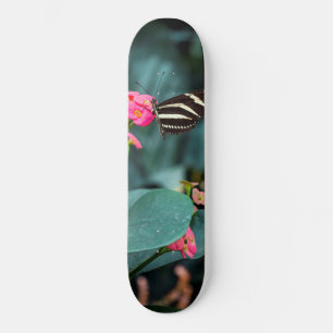 Schöner Schmetterling auf rosa Blume Skateboard