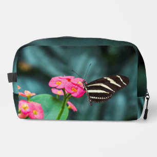 Schöner Schmetterling auf rosa Blume Waschbeutel