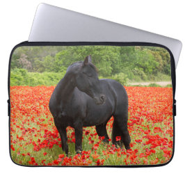 Schöner schwarzer Hengst in einem Mohnfeld-Noteboo Laptopschutzhülle