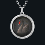Schöner Schwarzer Schwan mit hellrotem Schnabel Versilberte Kette<br><div class="desc">Eine elegante,  stimmungsvolle Atmosphäre mit einer Touch von Klasse. Ein wunderschöner schwarzer Schwan,  der auf einem Fluss schwimmt. Die weichen Kanten und die kräftigen dunklen Farbtöne dieses Fotos stehen in scharfem Kontrast zu diesem kräftigen,  roten Schnabel,  was das Ganze zu einem erstaunlichen,  erhabenen,  transzendenten Naturbild macht.</div>
