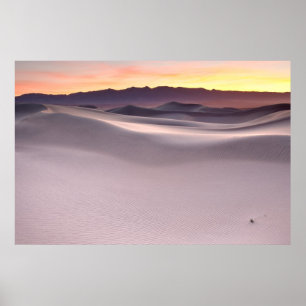 Schöner Sonnenaufgang über den Dünen der Wüste Poster