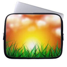 Schöner Sonnenaufgang über einem Grasfeld Laptopschutzhülle