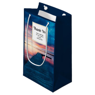 Schöner Sonnenuntergang am ruhigen Party des Sees Kleine Geschenktüte