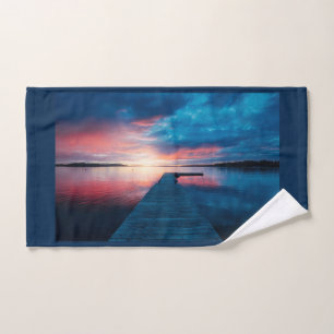 Schöner Sonnenuntergang am ruhigen See Handtuch