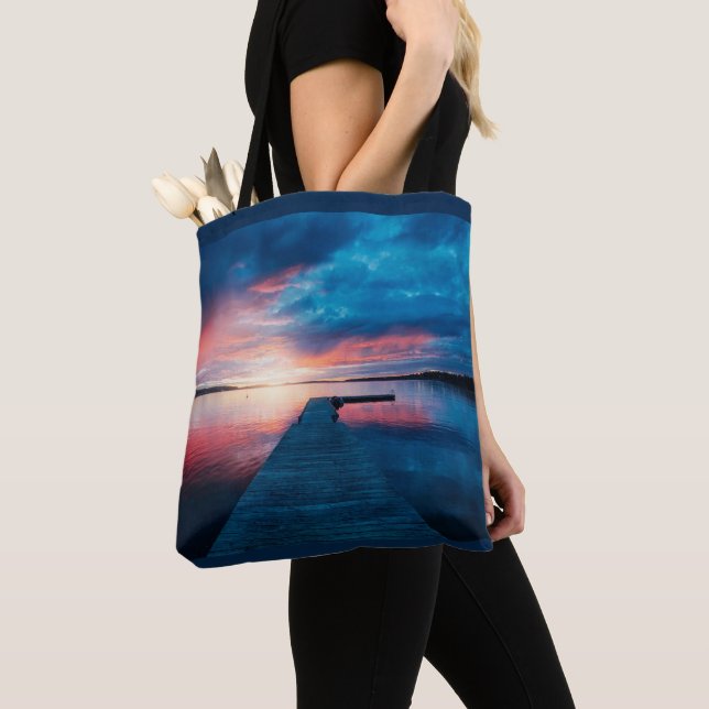 Schöner Sonnenuntergang am ruhigen See Tasche (Von Nahem)