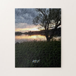 Schöner Sonnenuntergang am See mit Gänseblümchen
