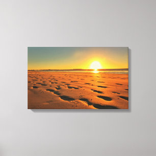 Schöner Sonnenuntergang am Strand auf Leinwand