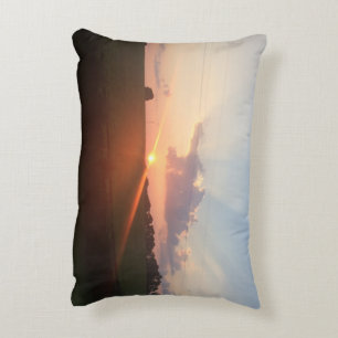 Schöner Sonnenuntergang auf dem Hügel Accent Kisse Dekokissen
