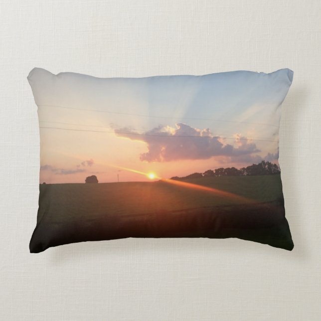 Schöner Sonnenuntergang auf dem Hügel Dekokissen (Vorderseite)