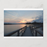 Schöner Sonnenuntergang auf einem Dock