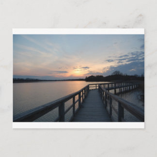 Schöner Sonnenuntergang auf einem Dock Postkarte