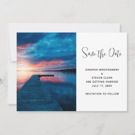Schöner Sonnenuntergang auf einem ruhigen See Hoch Save The Date