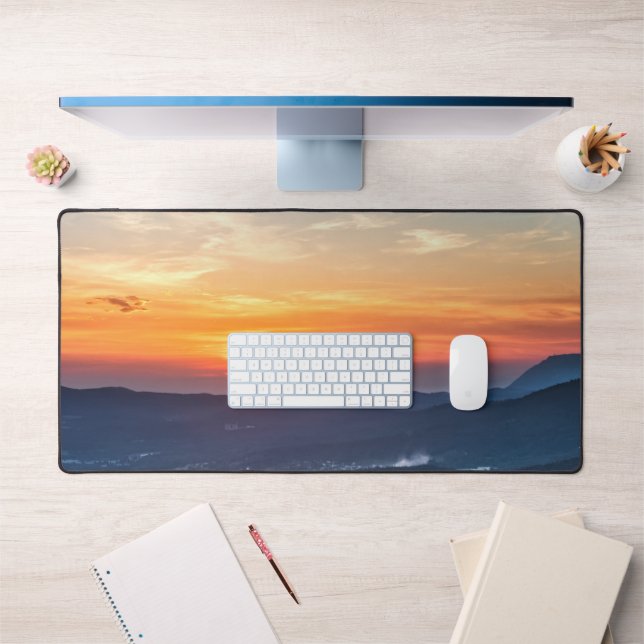 Schöner Sonnenuntergang hinter grünen Feldern Schreibtischunterlage (Büro 1)