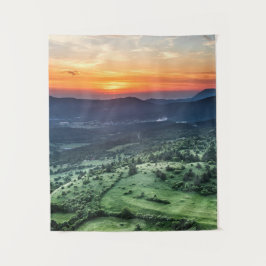 Schöner Sonnenuntergang hinter grünen Feldern Wandteppich