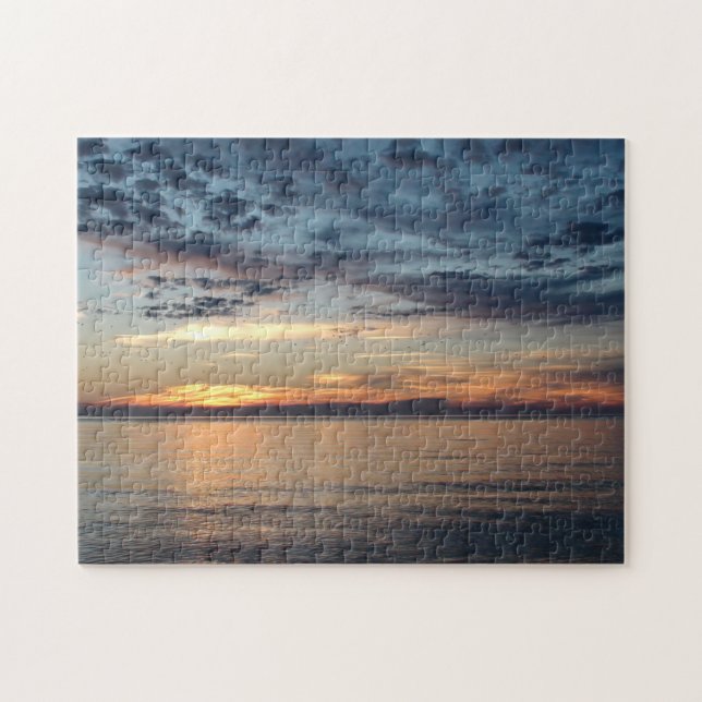 Schöner Sonnenuntergang im Ozean mit sich hineinro (Horizontal)