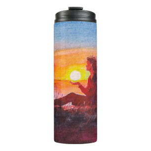 Schöner Sonnenuntergang im Ozean. Portrait junger Thermosbecher