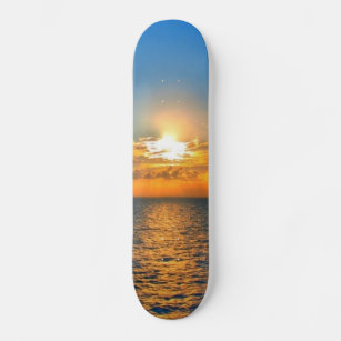 Schöner Sonnenuntergang im Ozean Skateboard