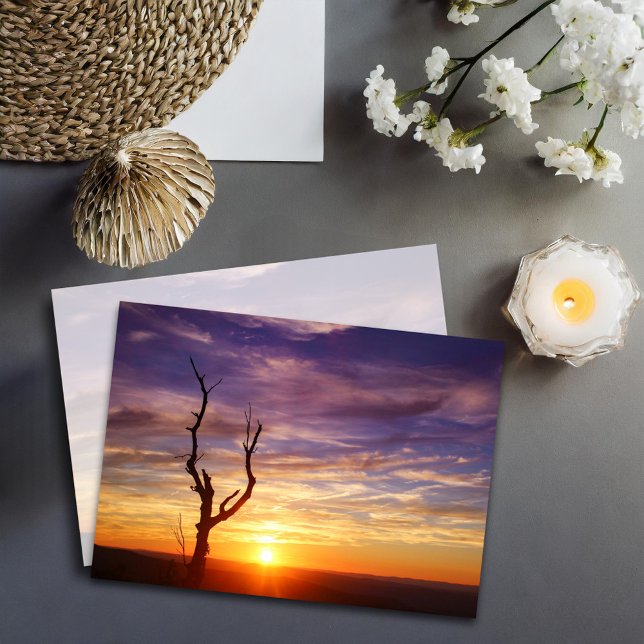 Schöner Sonnenuntergang in den Bergen mit Foto der Mitteilungskarte (Von Creator hochgeladen)