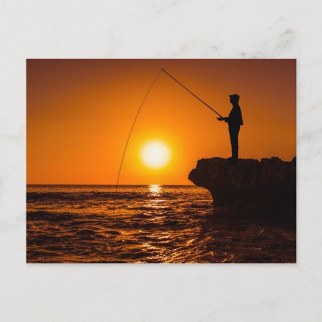 Schöner Sonnenuntergang mit einem Fischer Postkarte (Vorderseite)