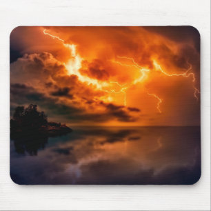 Schöner Sonnenuntergang über dem Wasser mit Blitz Mousepad
