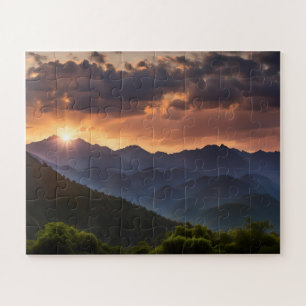 Schöner Sonnenuntergang über den Bergen