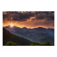 Schöner Sonnenuntergang über den Bergen