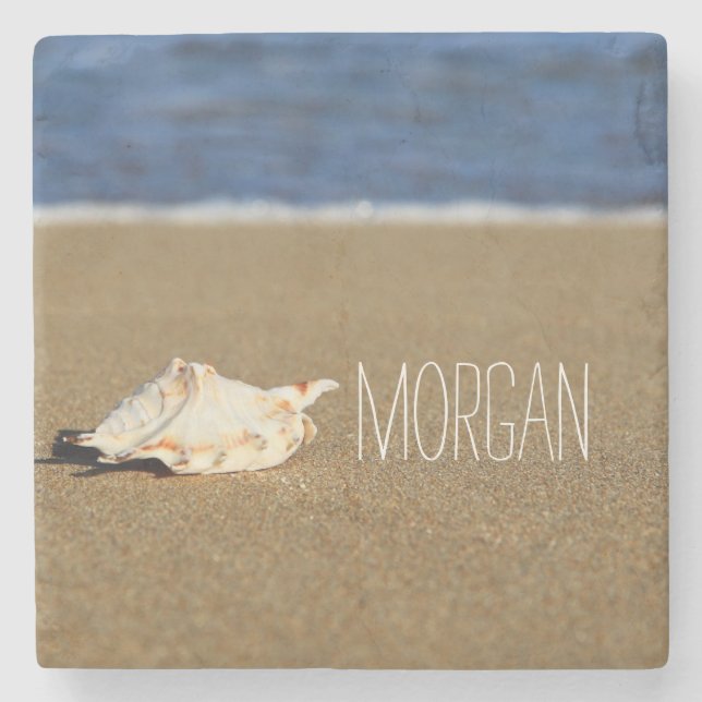 Schöner Strand bewegt | Seashell-Monogramm Steinuntersetzer (Vorderseite)