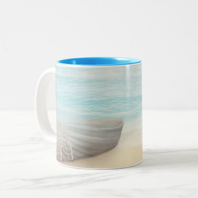Schöner Strand mit Rowboat & Fishing Net Zweifarbige Tasse (Vorderseite Links)