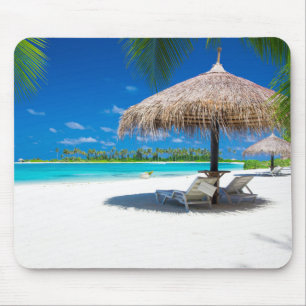 Schöner Strand mit türkisblauem Wasser, weißer San Mousepad