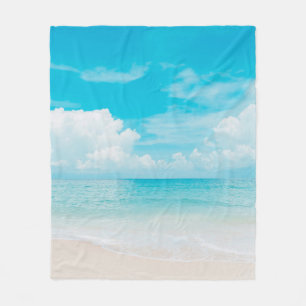 Schöner tropischer Strand mit blauem Himmel und we Fleecedecke